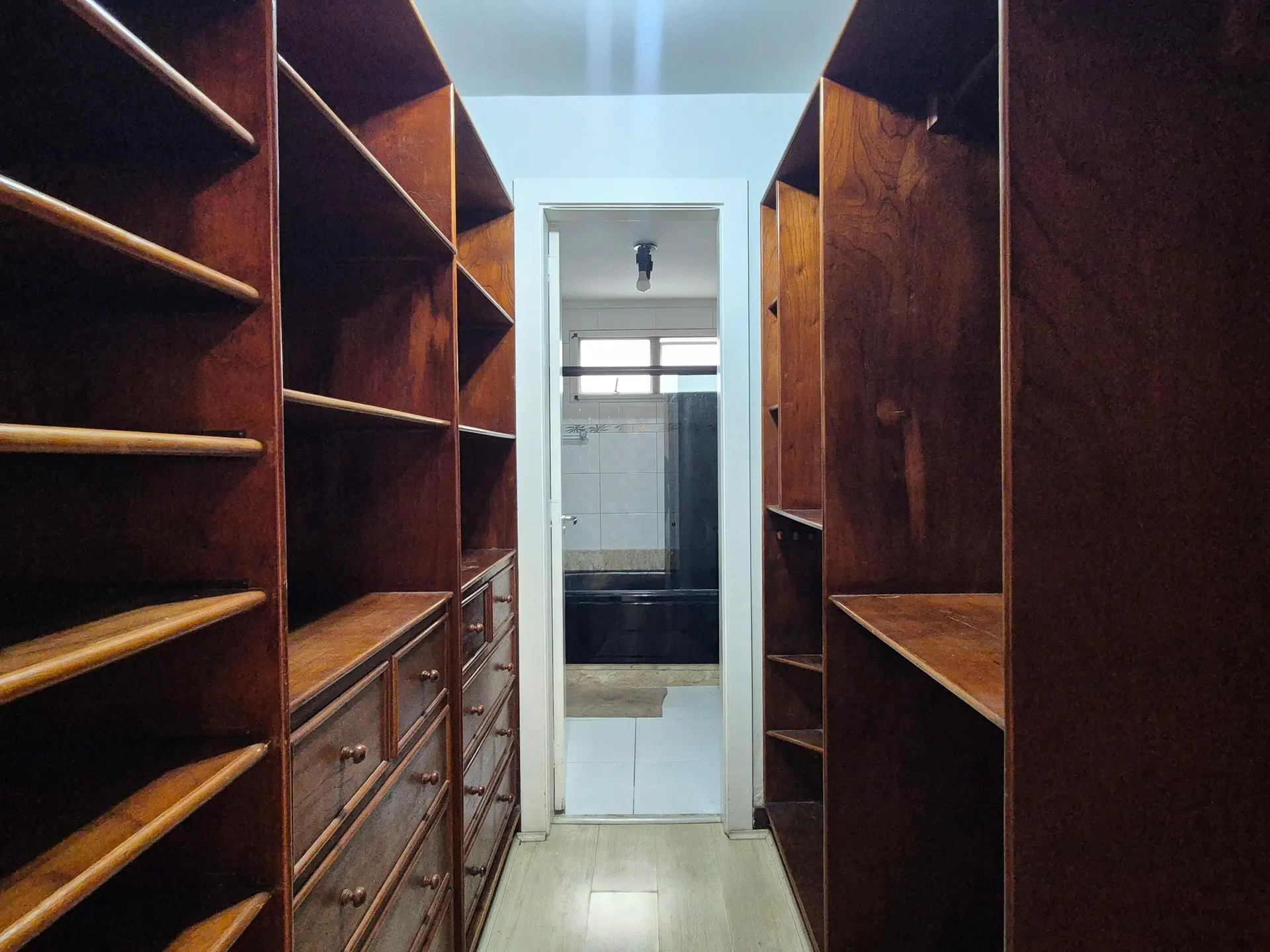4-bedroom apartment with 3 bathrooms and a balcony — photo 29