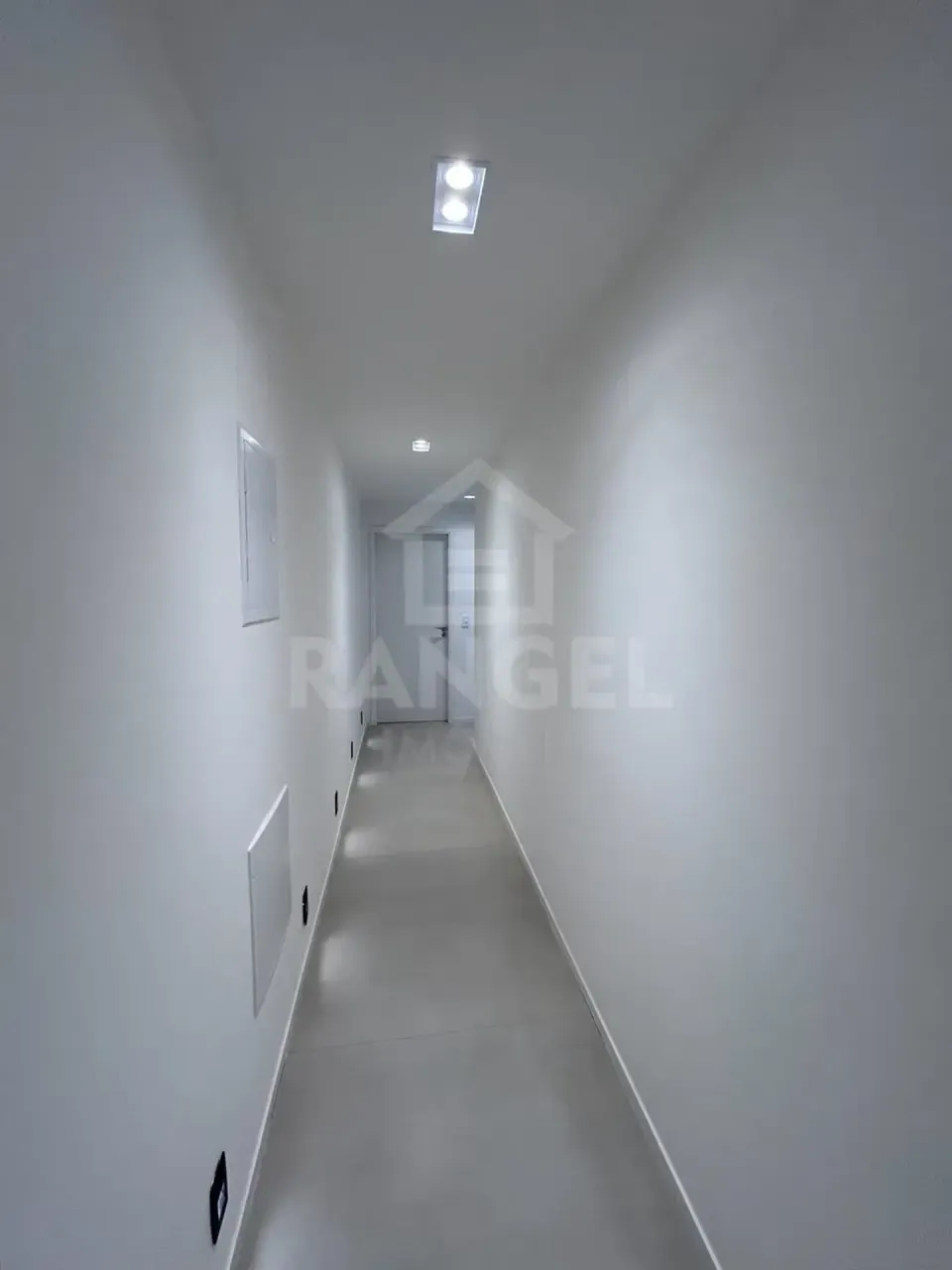 House with 3 bedrooms, 5 bathrooms, and 2 parking spaces — photo 4
