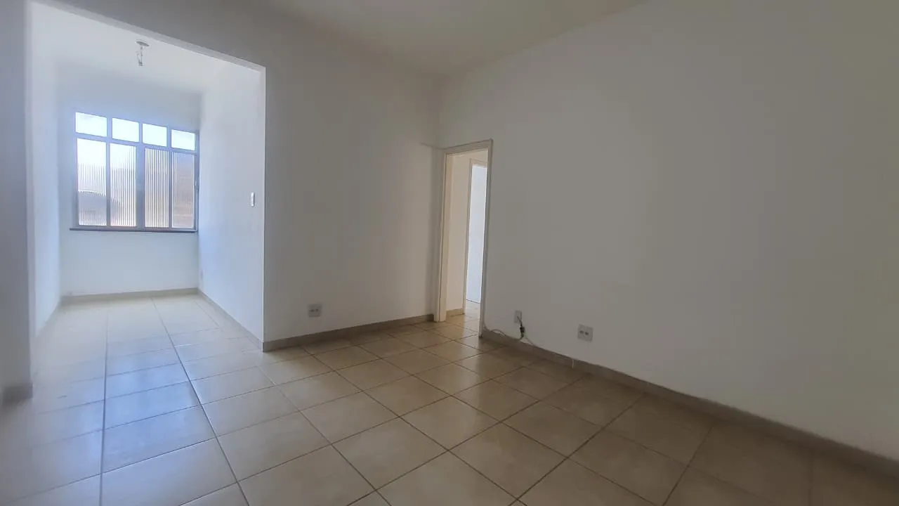 Apartamento com 2 quartos e banheiro com box de vidro — photo 2