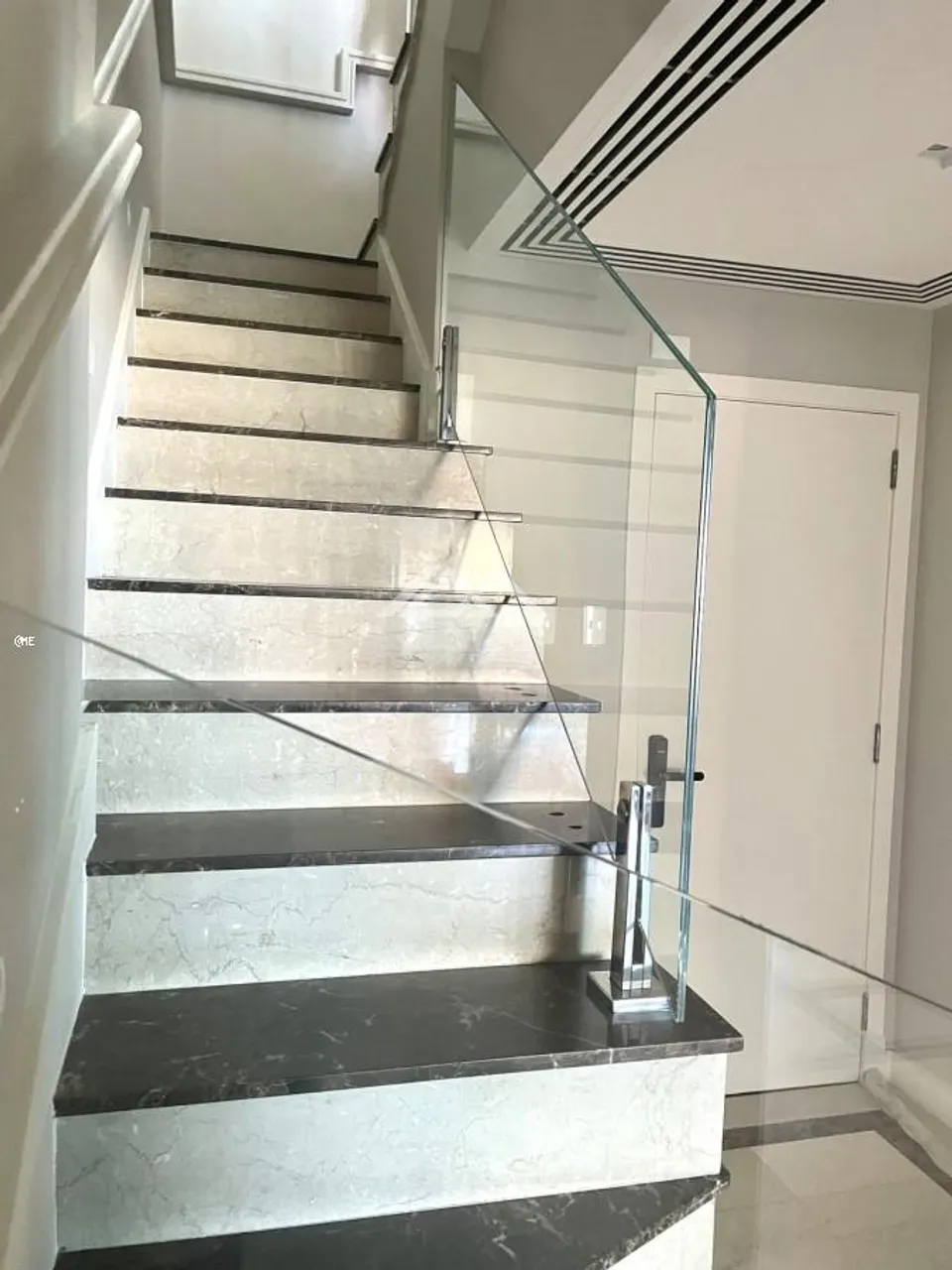 Apartment with 4 bedrooms and 5 bathrooms and enclosed balcony — photo 19
