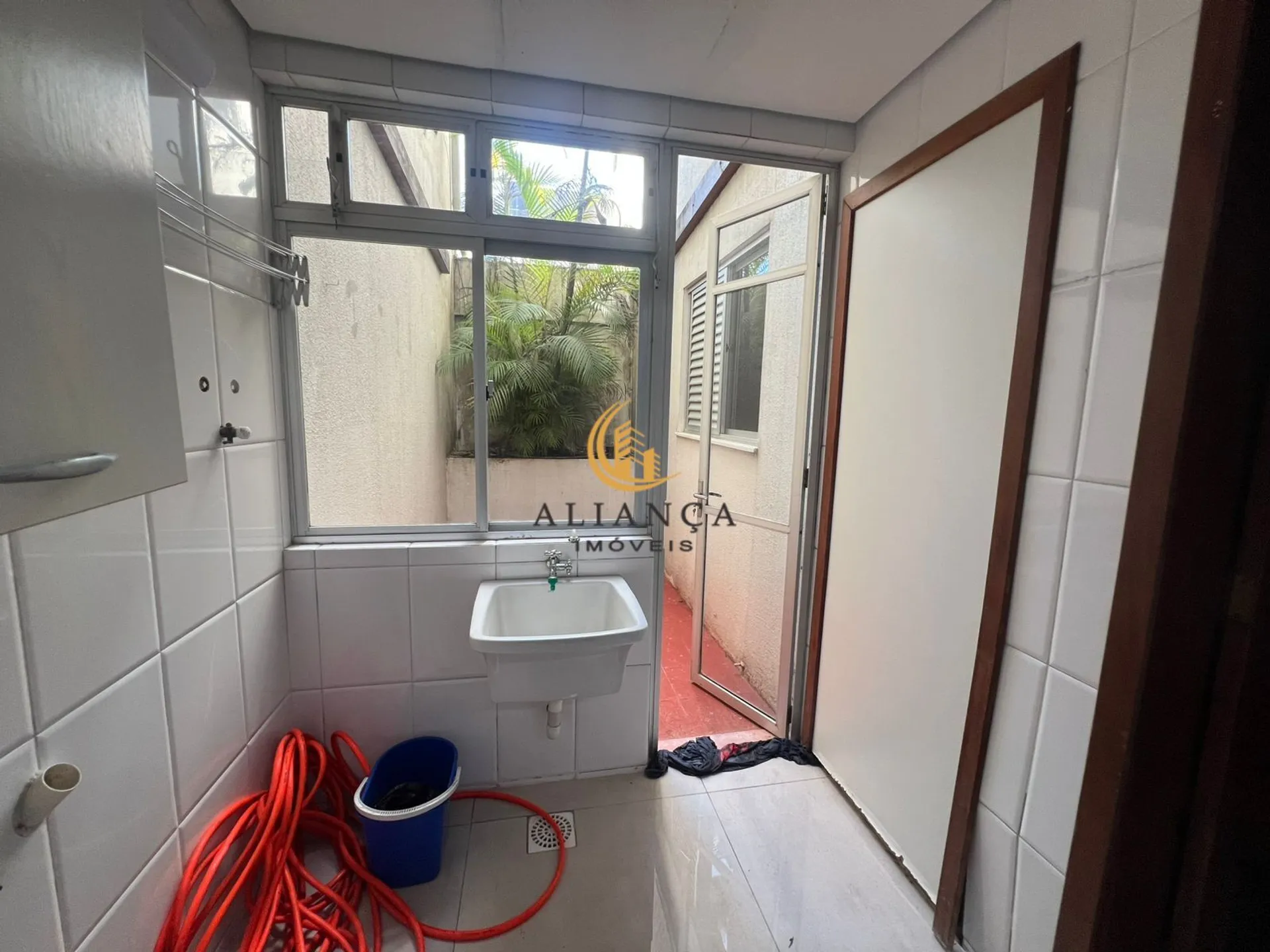 4-bedroom apartment with a working washing machine — photo 11