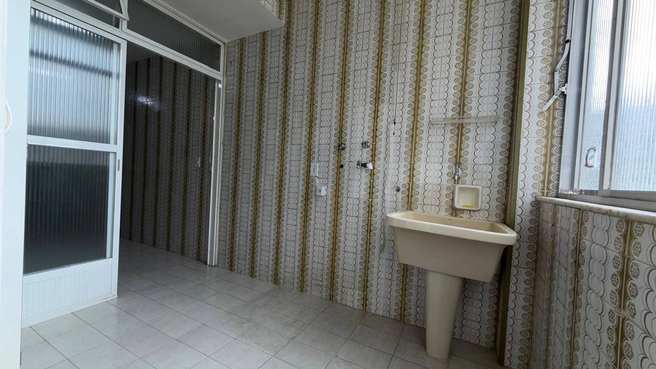 Wood or laminate floors in a 3-bedroom apartment, 157 m² — photo 15