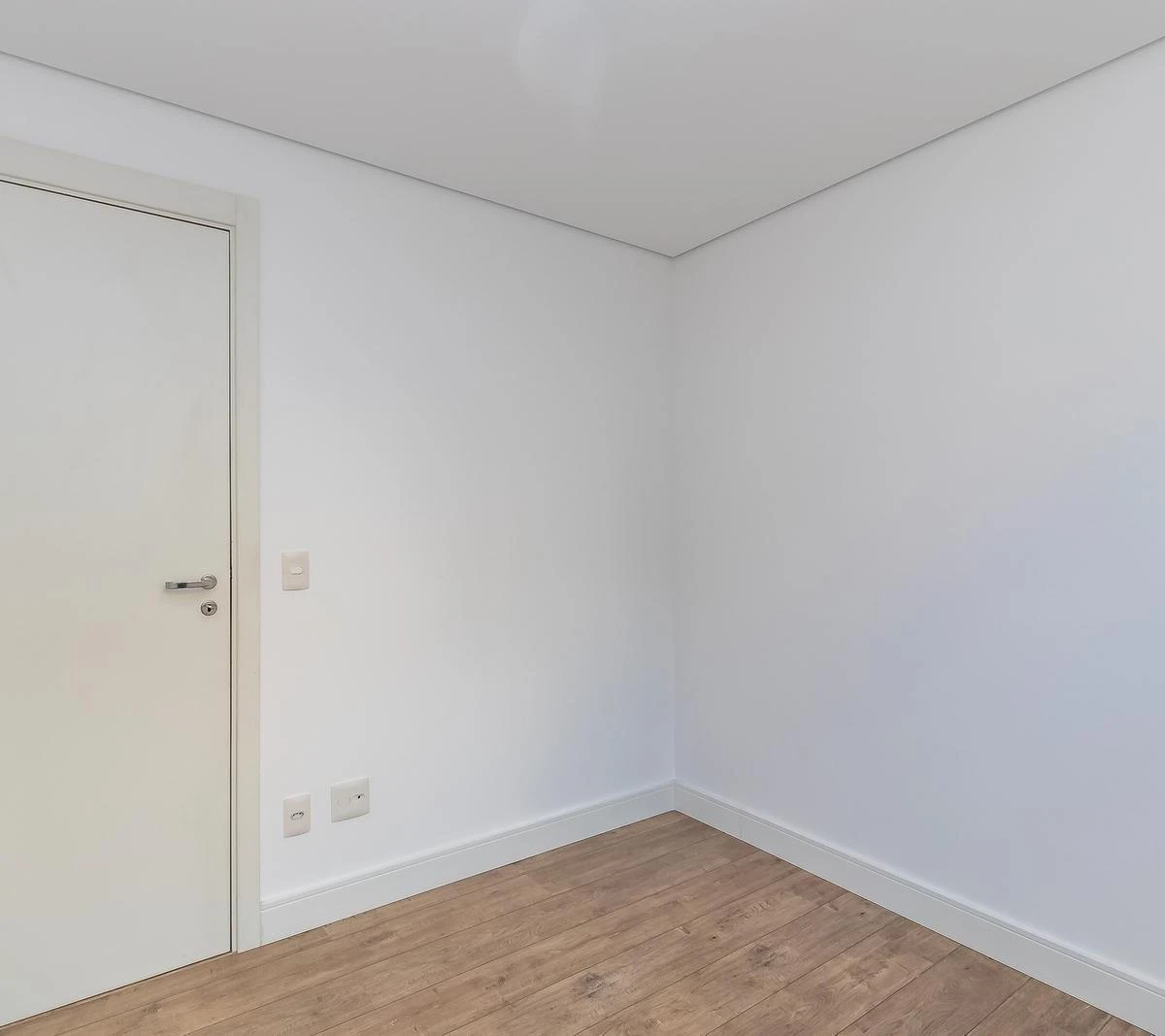 Квартира 71 м² с застеклённым балконом и панорамными окнами — photo 19