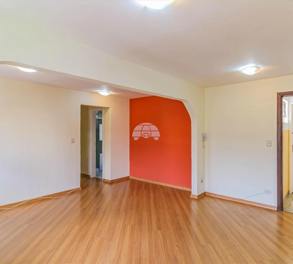 2-bedroom apartment with wood or laminate floors in Curitiba — photo 2