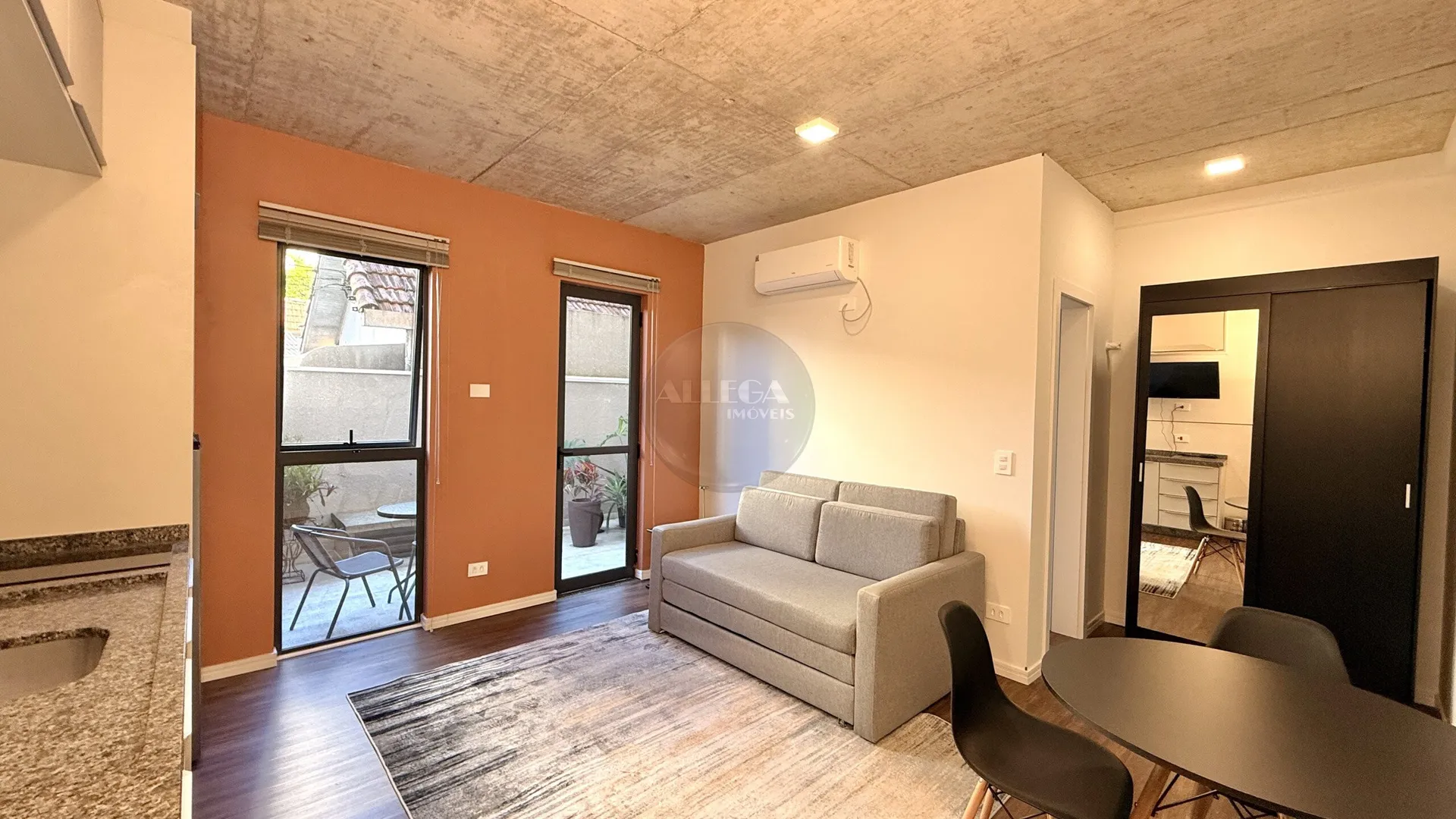 Unfurnished studio with private garden and 45 m²