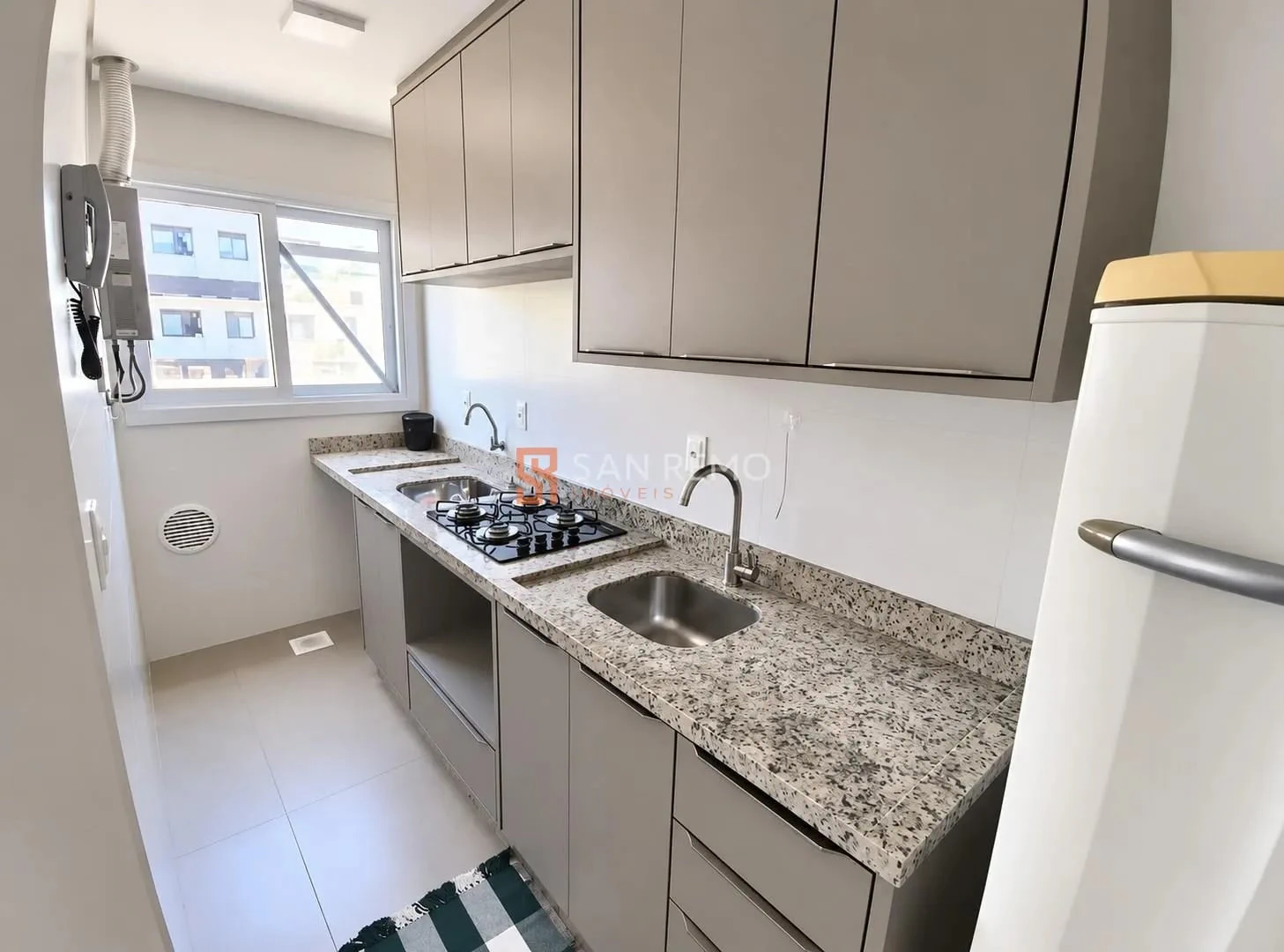 One-bedroom apartment in a building with a coworking space