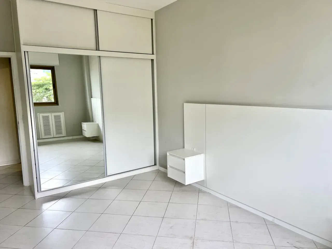 Furnished 1-bedroom apartment with open-plan gas kitchen — photo 17