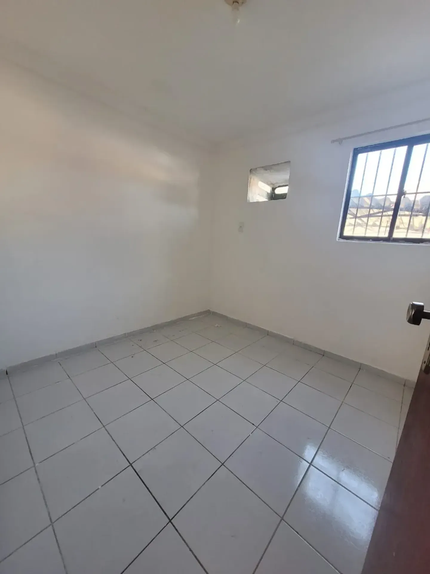 2-bedroom apartment with 1 en-suite and shared pool — photo 8