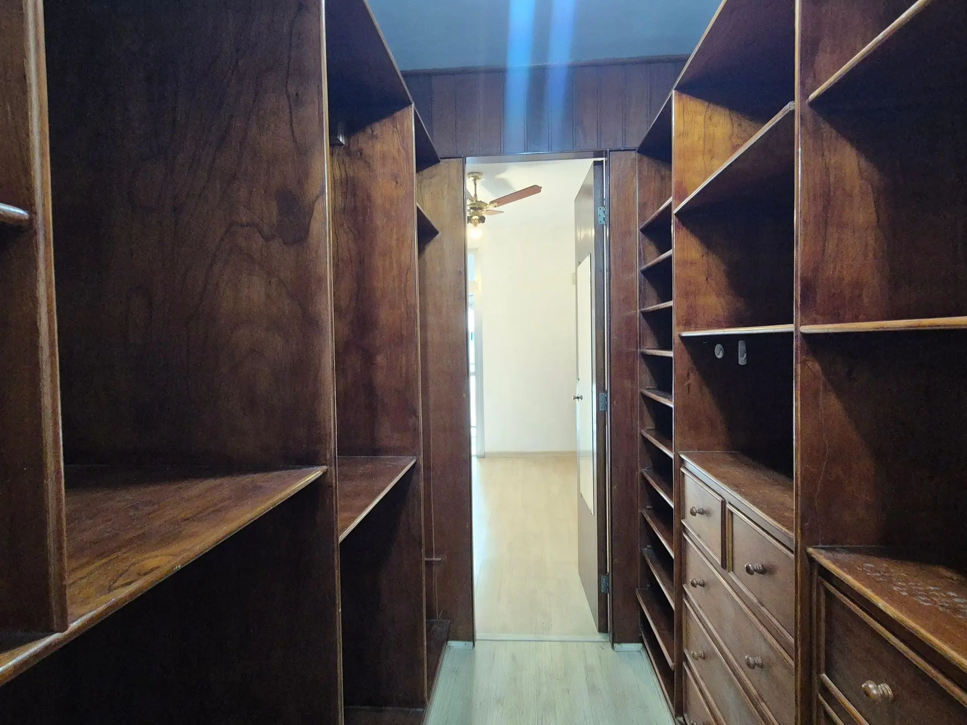 4-bedroom apartment with 3 bathrooms and a balcony — photo 37