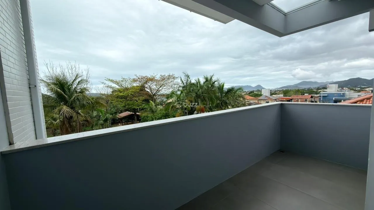 Balcony with a grill in a 2-bedroom house, 140 m² — photo 14