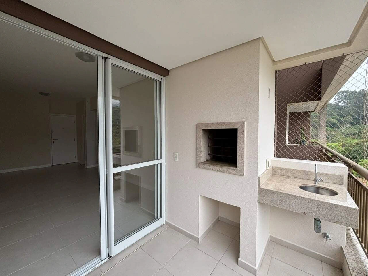 Balcony with a grill in a one-bedroom apartment, 68 m² — photo 13