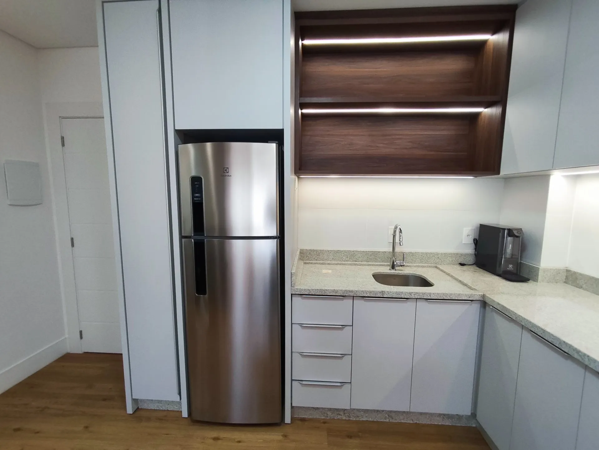 One-bedroom apartment in a building with a heated pool — photo 9