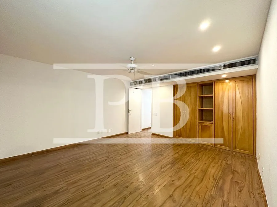3-bedroom apartment with 220 m² and laundry area — photo 22