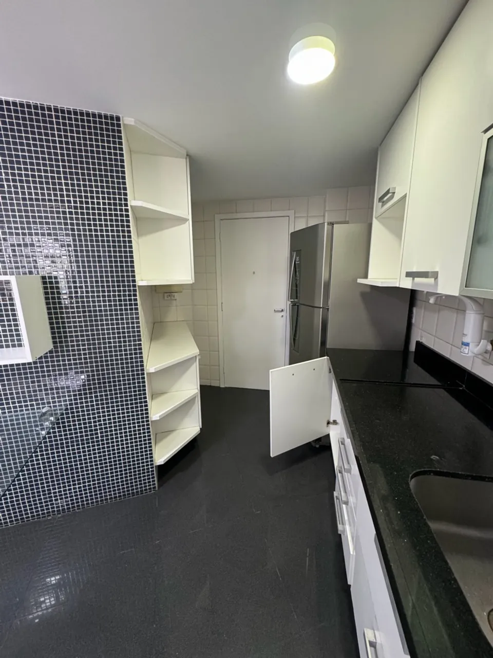 3-bedroom apartment in a building with a gym — photo 4
