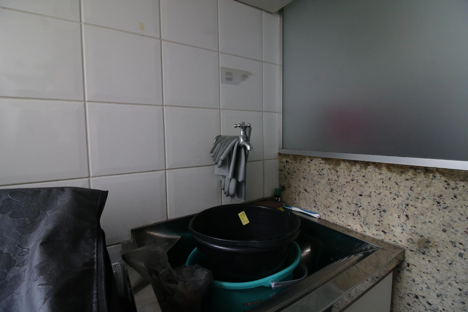 Furnished 3-bedroom apartment with balcony and pool — photo 22