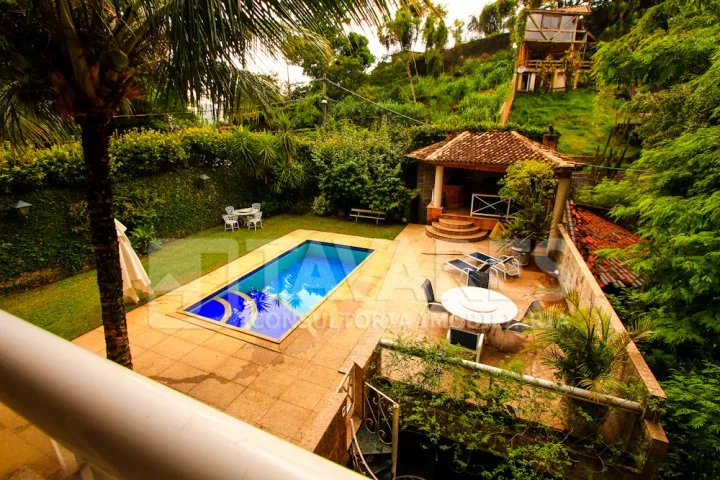 House with 5 bedrooms and a mountain-city view — photo 10