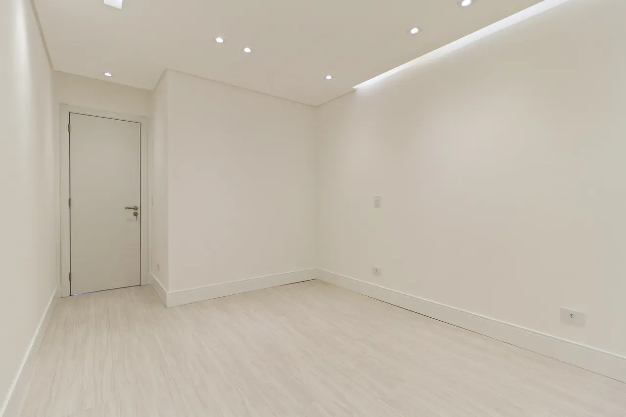 Balcony with a grill in a 4-bedroom apartment, 158 m² — photo 57