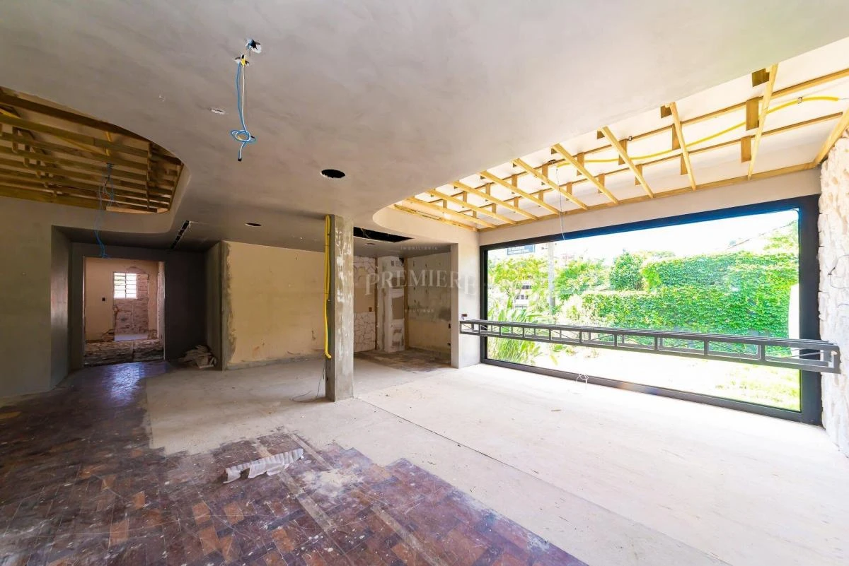 220 m² house with 5 bathrooms and 6 parking spaces