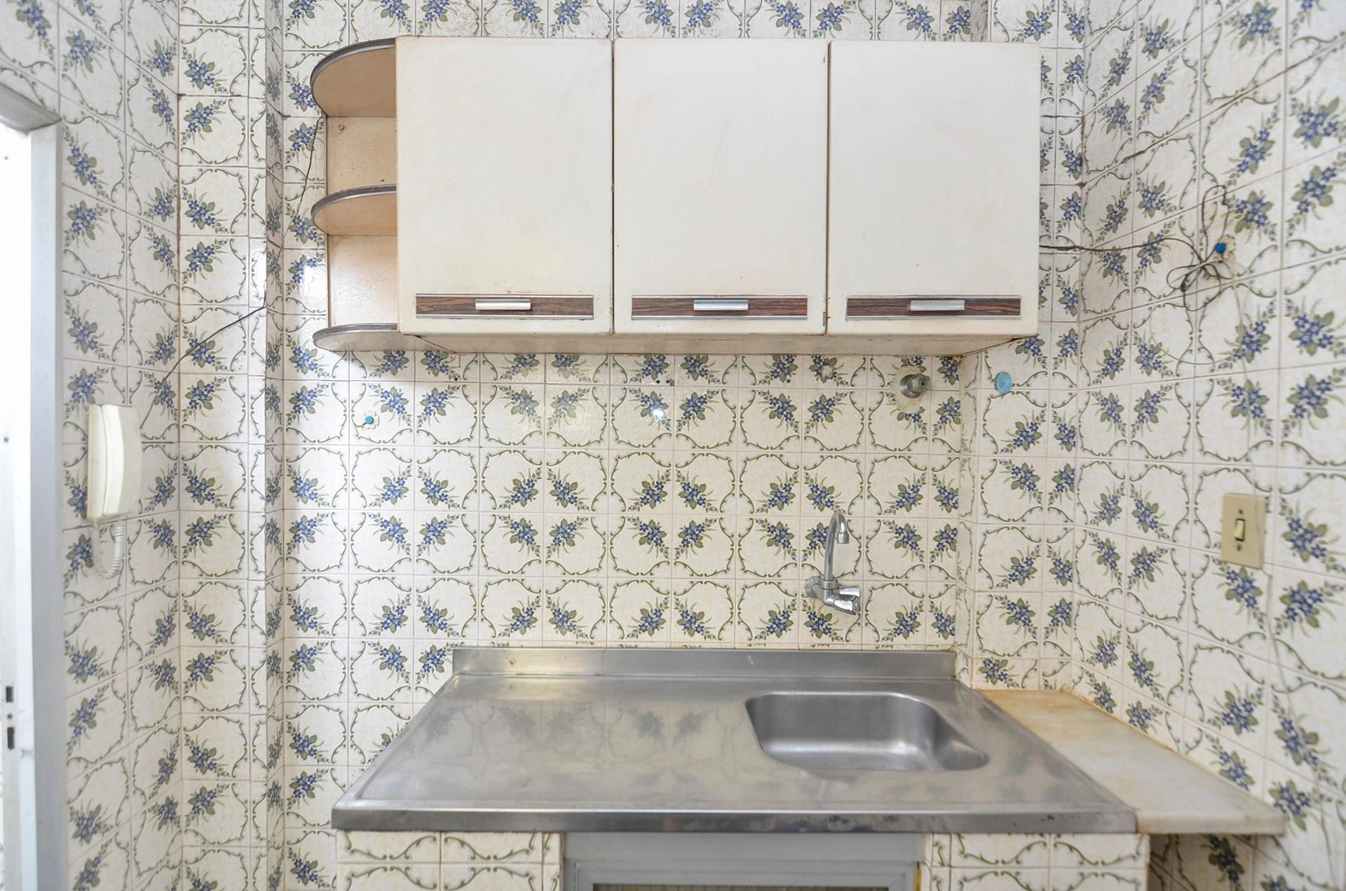 Apartamento sem mobília com 2 quartos e varanda
