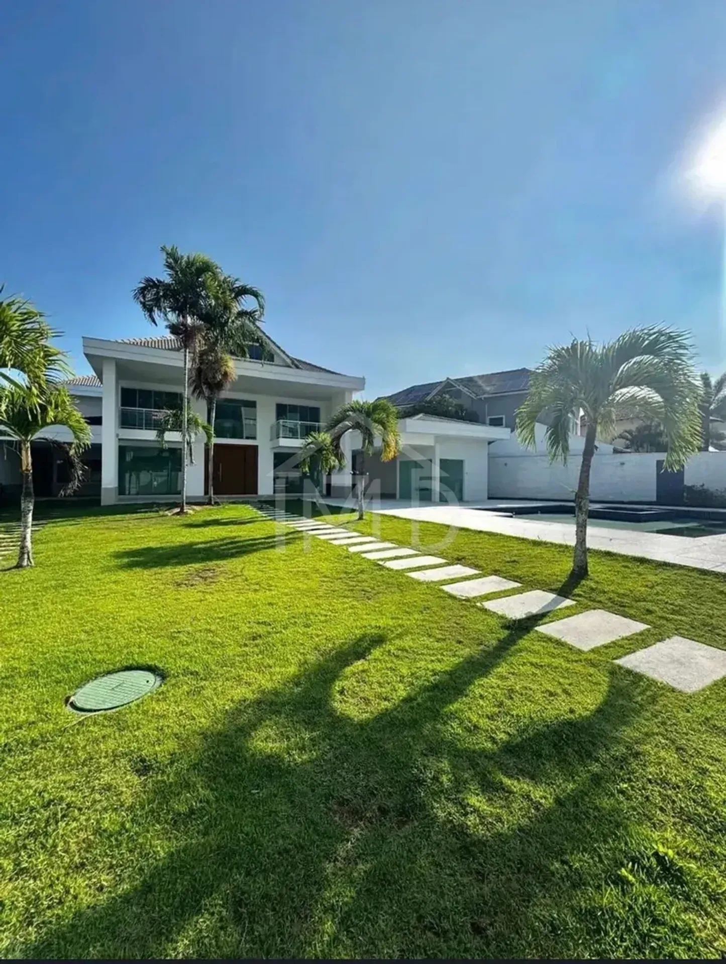 House with 5 bedrooms and floor-to-ceiling windows — photo 29