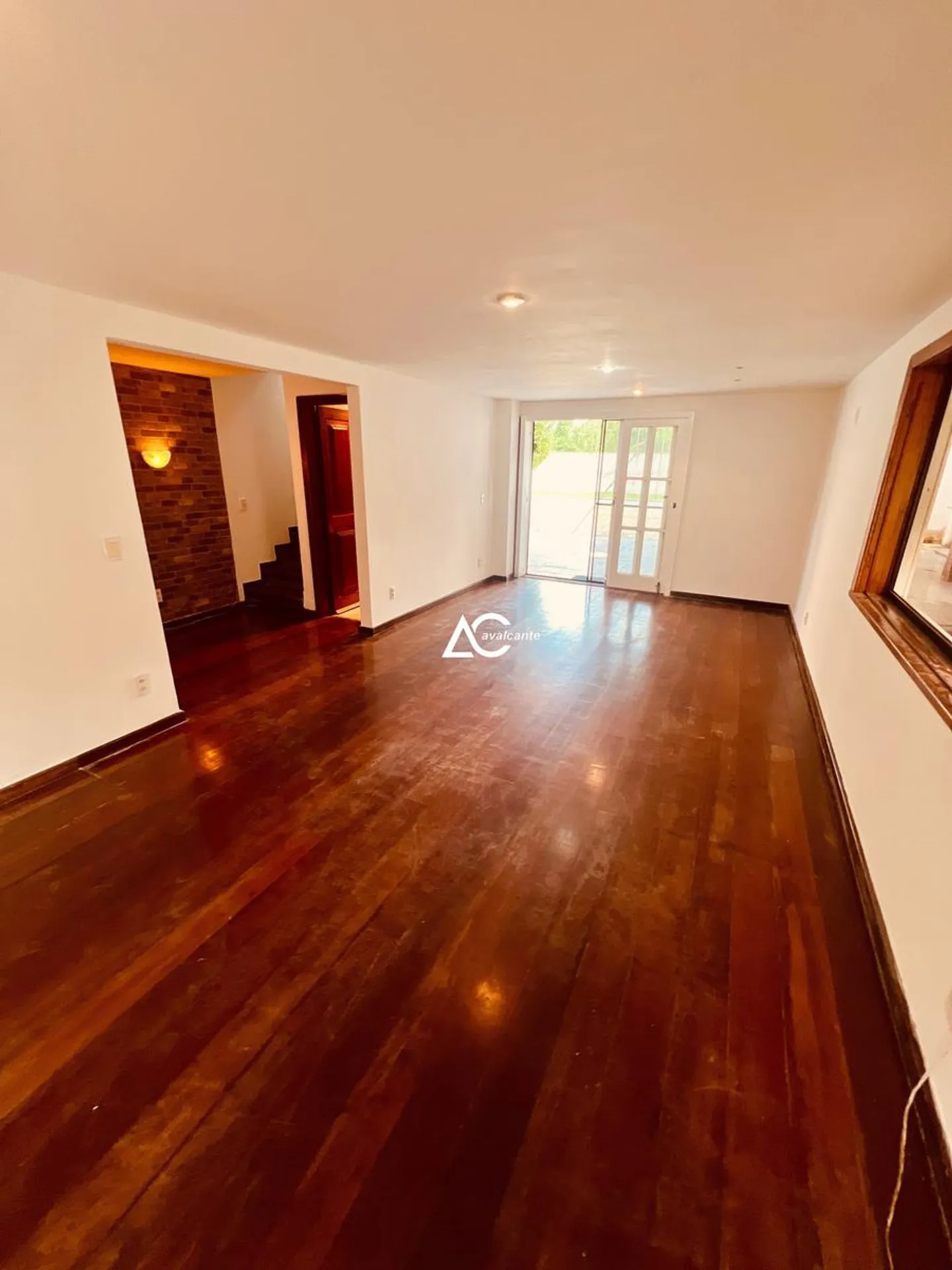 House with 5 bedrooms and 5 bathrooms plus a pool — photo 3