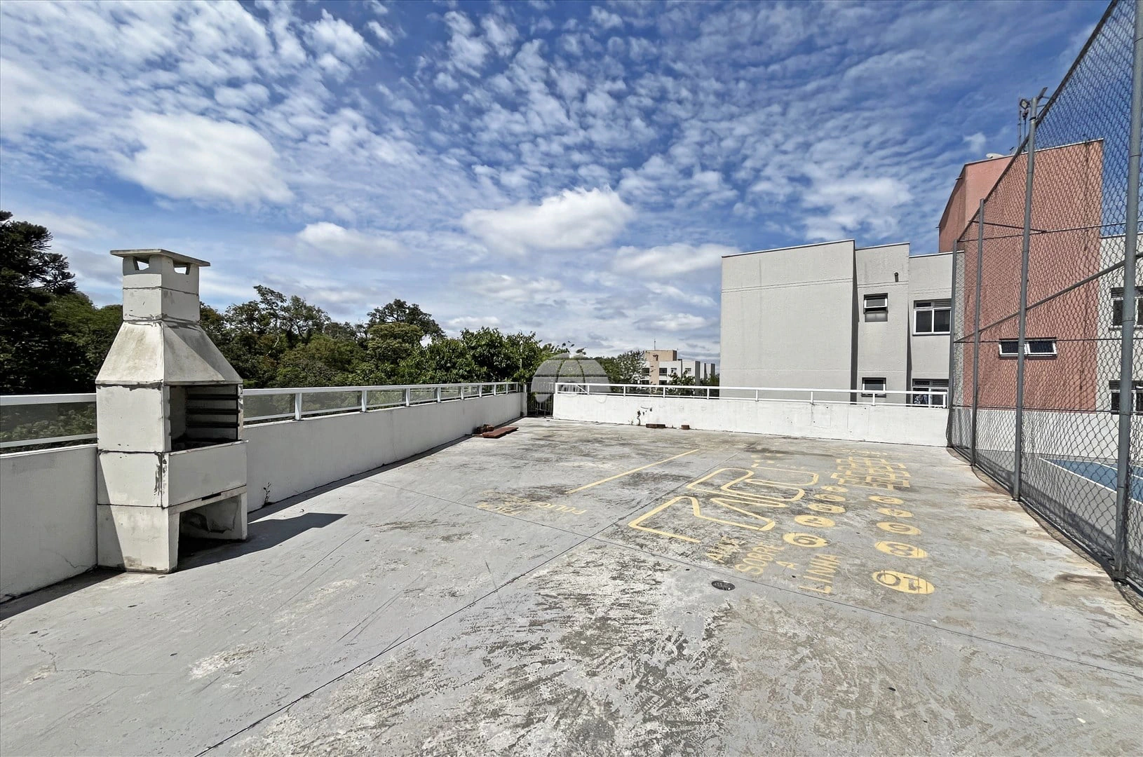Balcony with a grill in a 2-bedroom apartment, 47 m² — photo 20