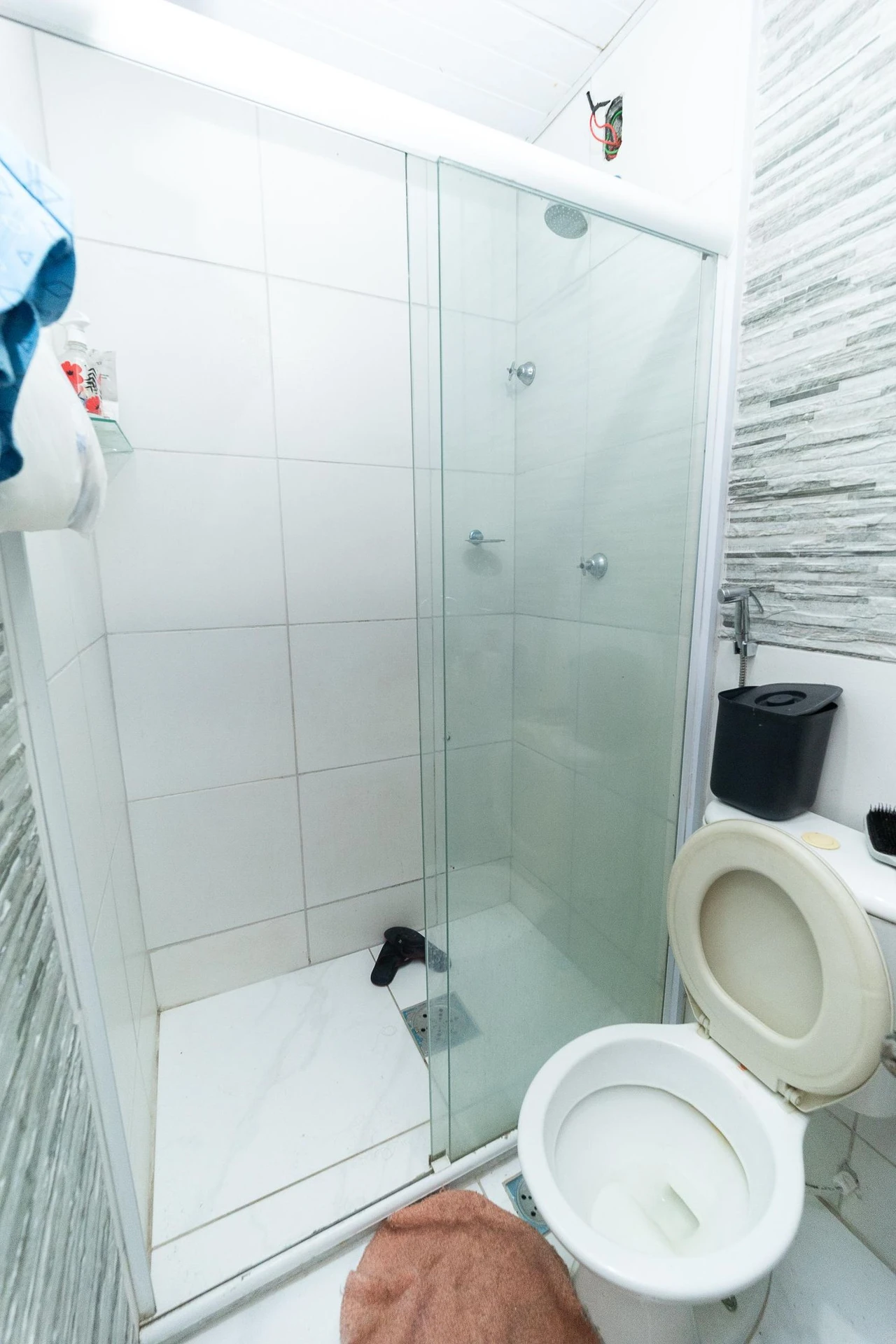 2-bedroom apartment in a building with a pool — photo 25