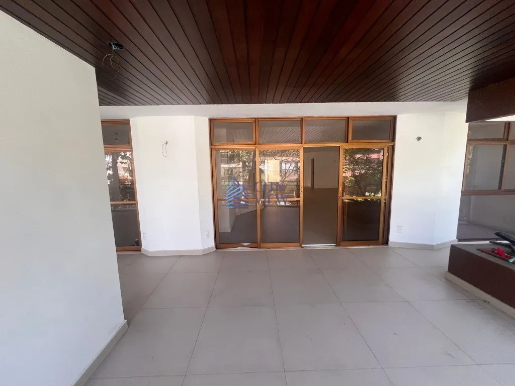 4-bedroom apartment with 5 bathrooms and a balcony — photo 33
