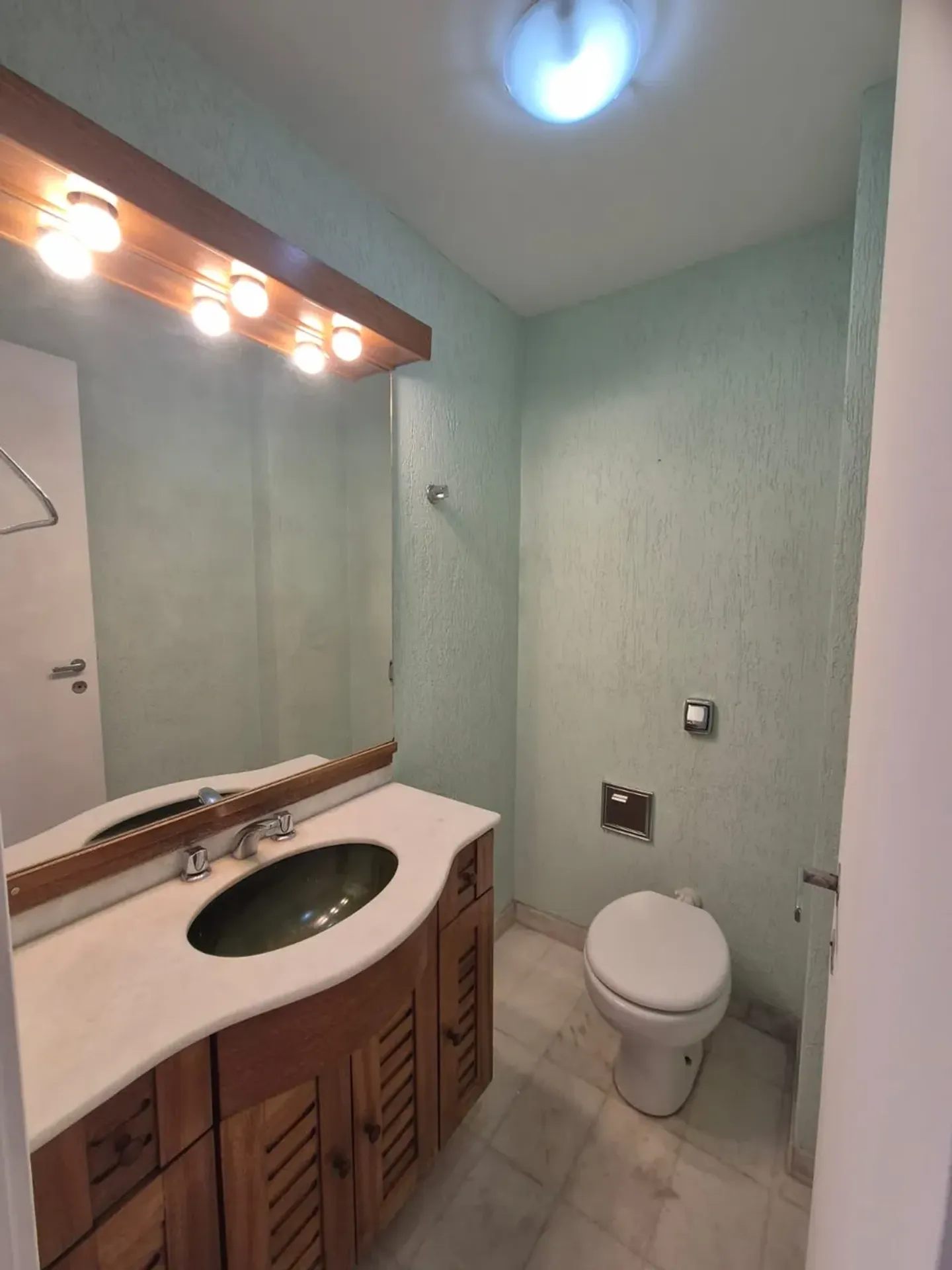 140 m² apartment with a bathtub and a home office — photo 11