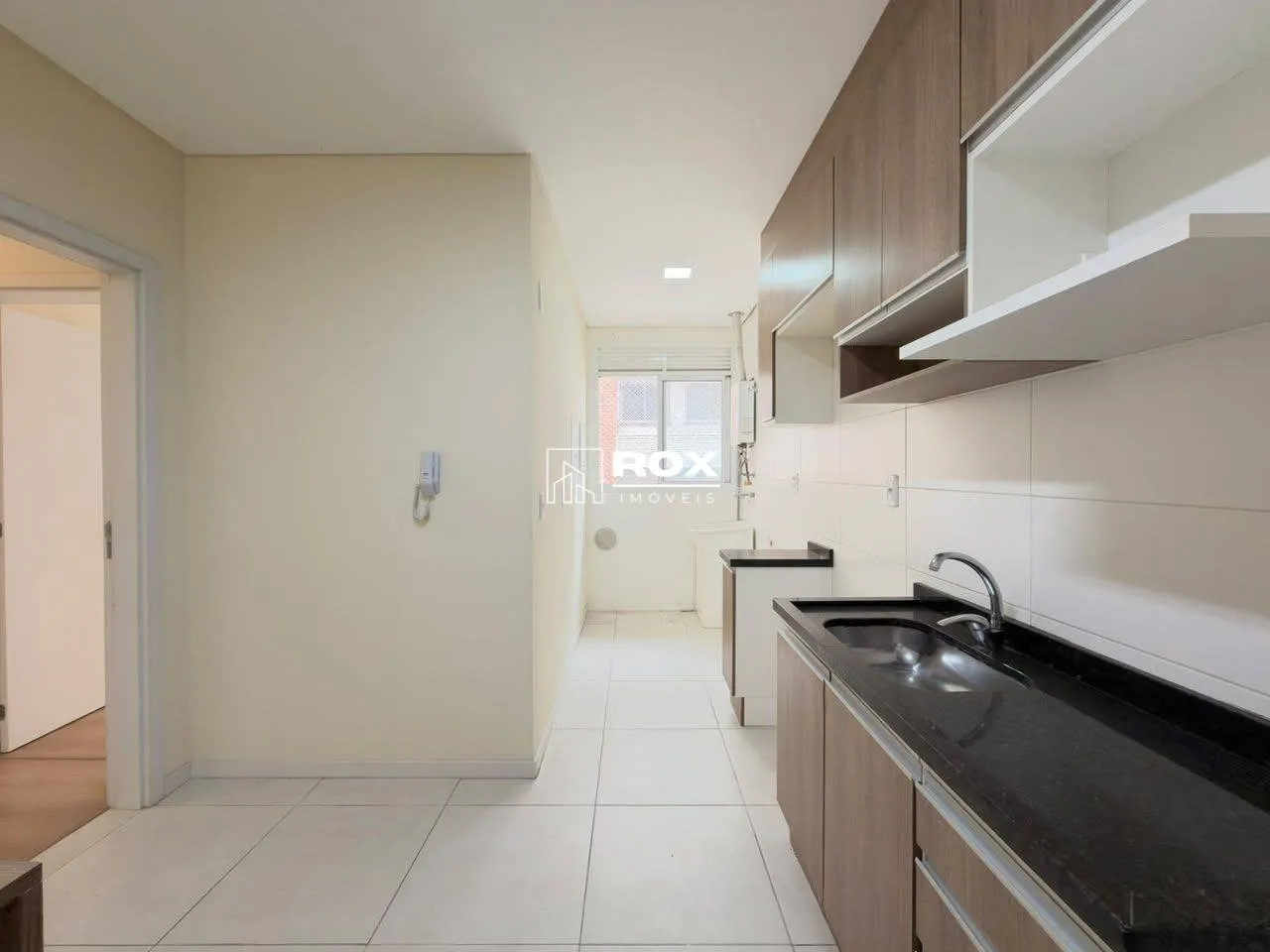 Glass-enclosed balcony in a 3-bedroom apartment, 105 m² — photo 3