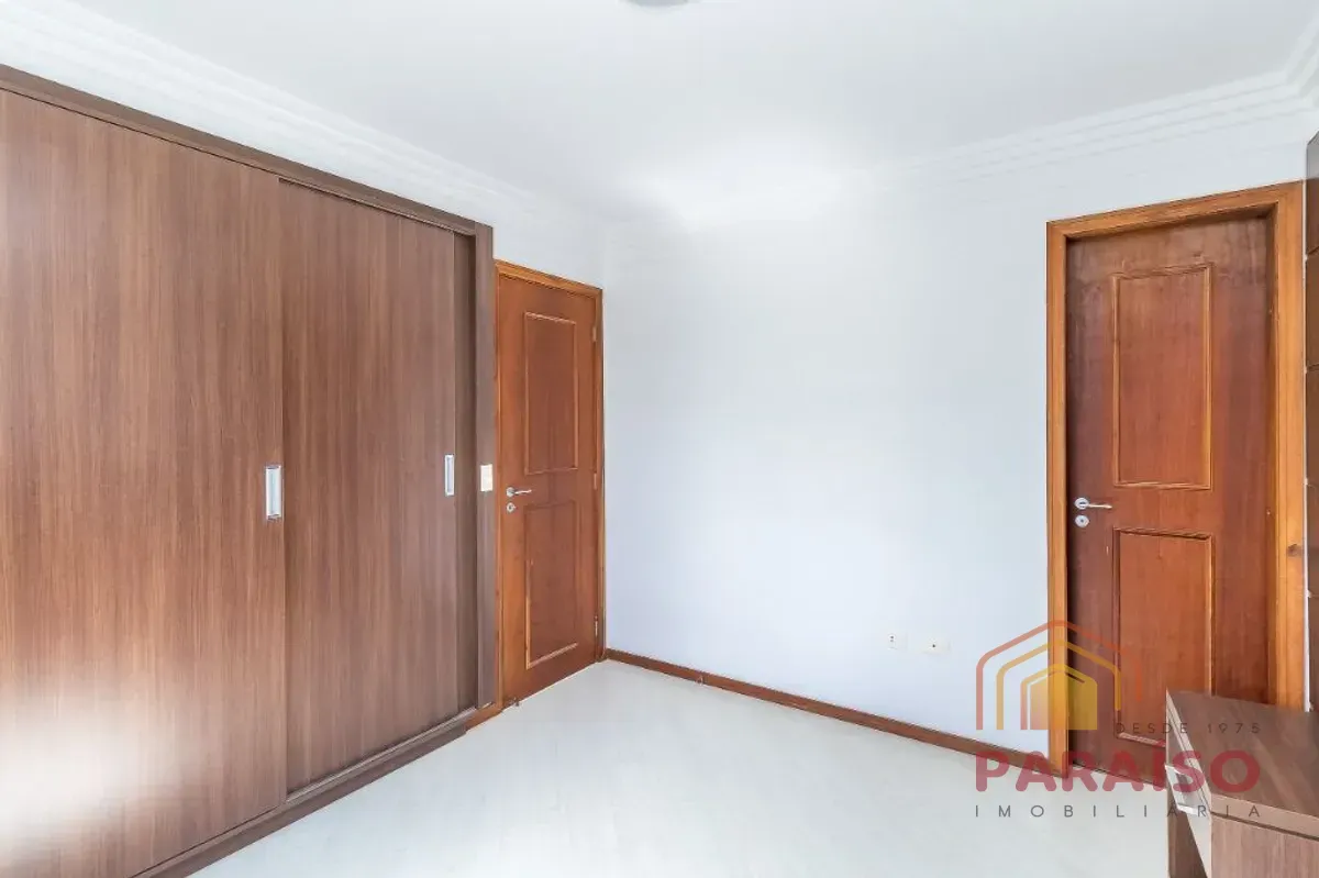 Balcony with a grill in a 2-bedroom apartment, 90 m² — photo 7