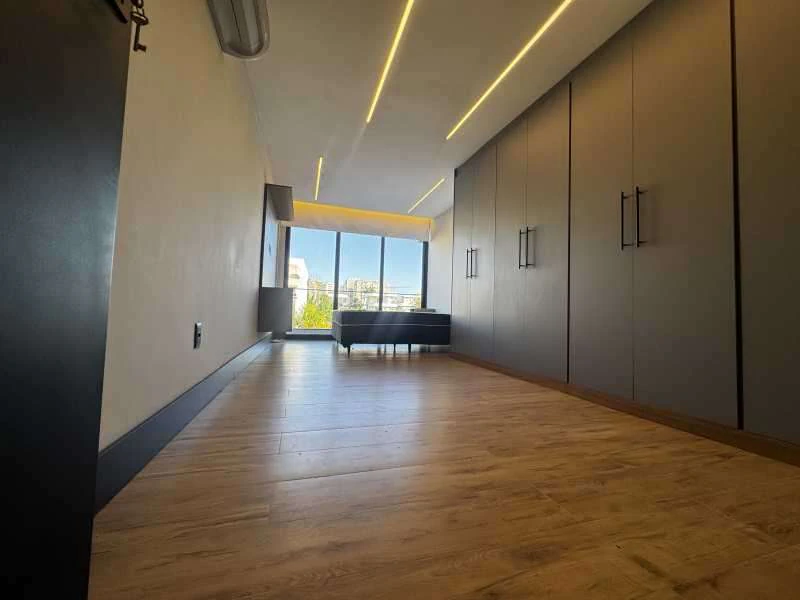 540 m² house with 5 en-suite bedrooms and open-plan kitchen — photo 28