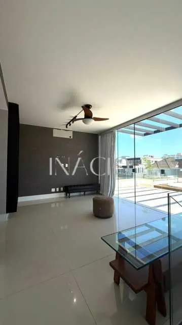 4-bedroom house with floor-to-ceiling windows — photo 8