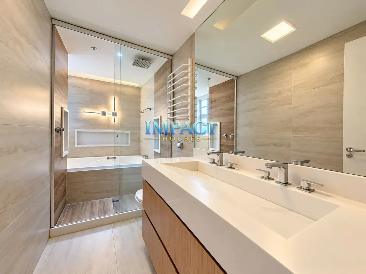 4-bedroom house with a walk-in closet — photo 5