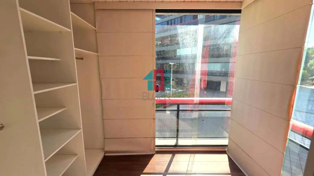 4-bedroom apartment with a glassed-in balcony — photo 9