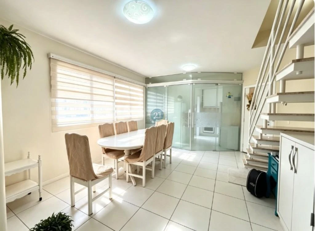 Apartamento dúplex amueblado con 3 suites y 2 plazas — photo 9