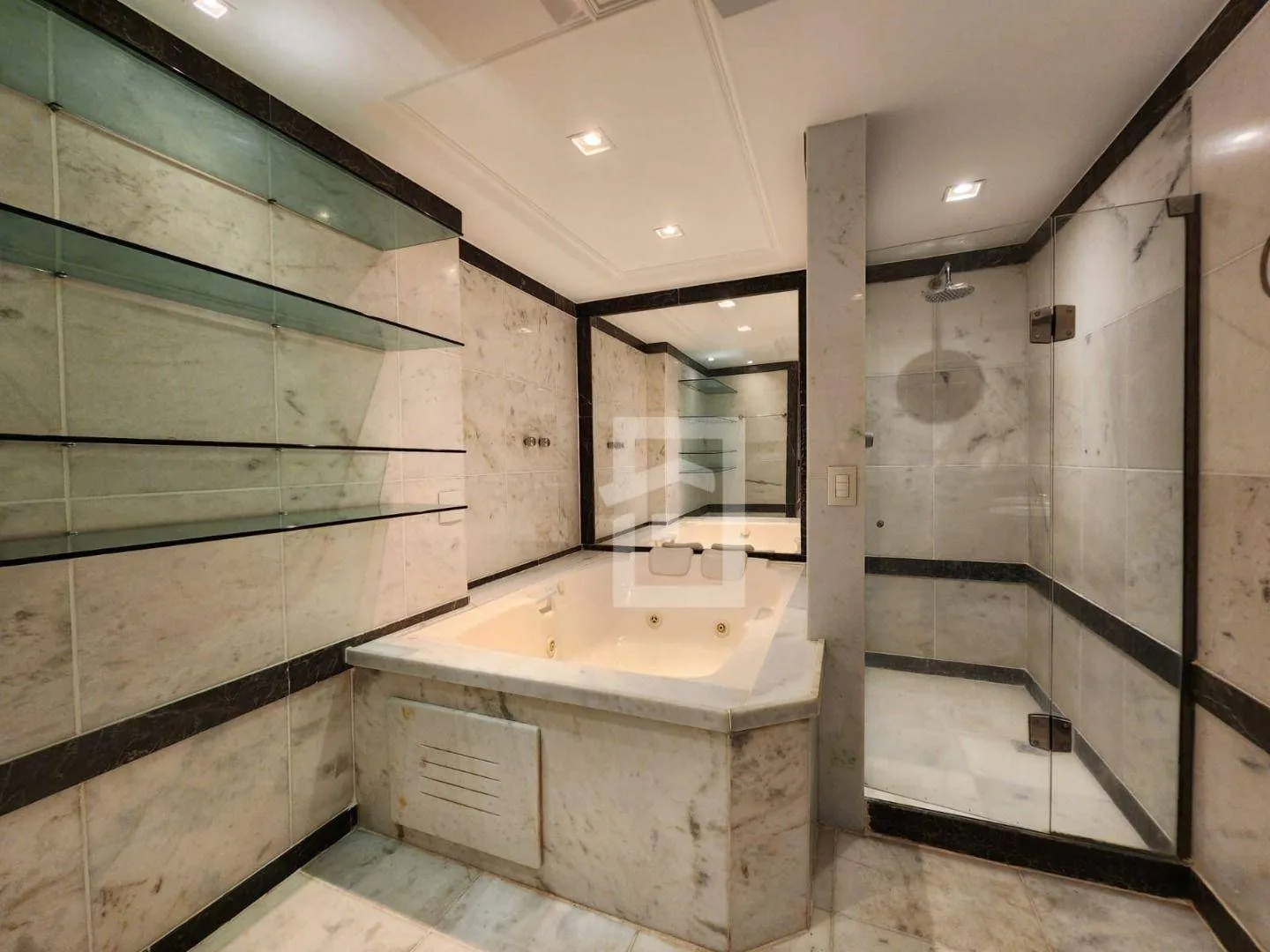 4-bedroom apartment with enclosed balcony and private garden — photo 59