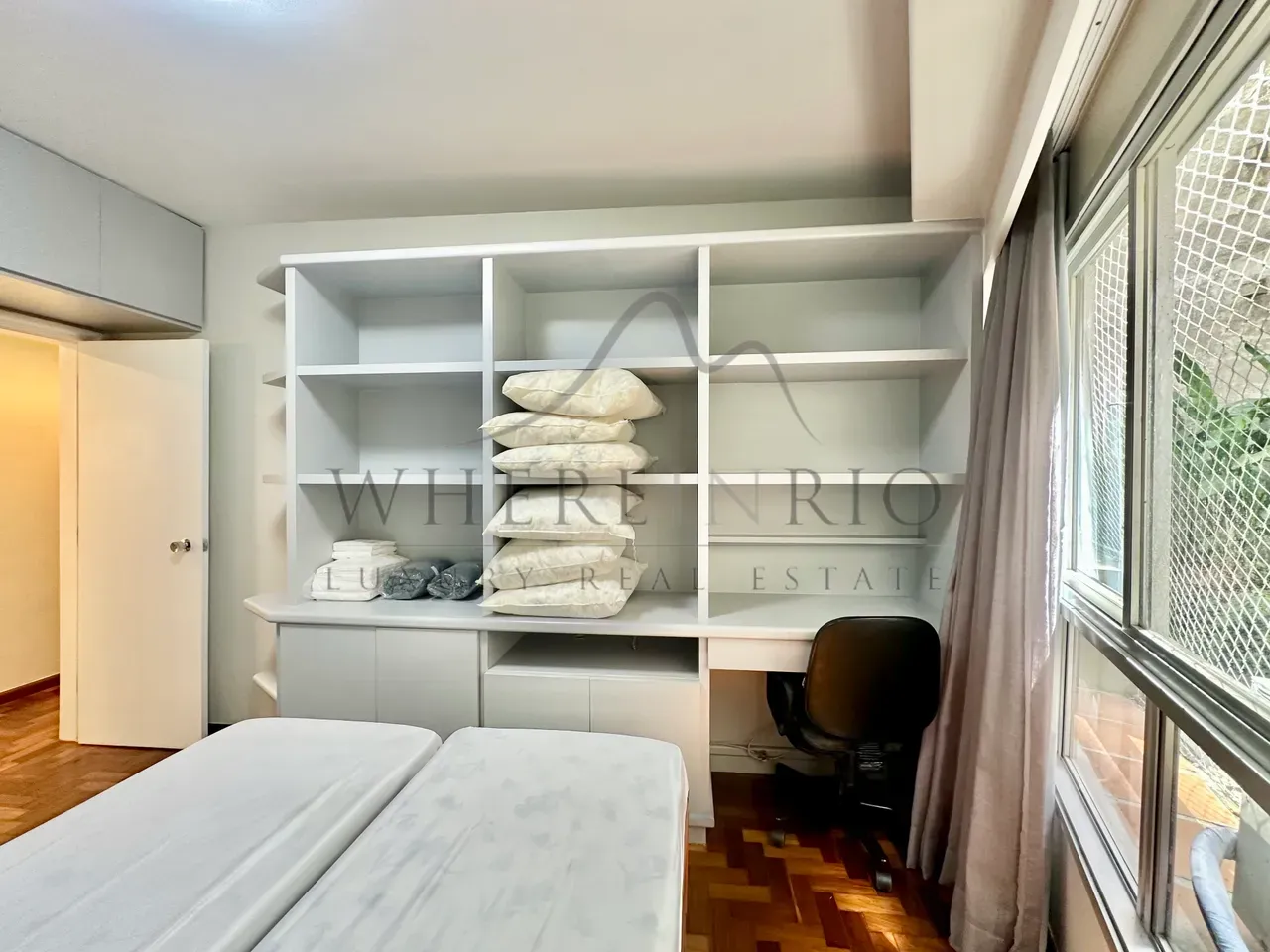 Apartment with 4 bedrooms and a closed kitchen with gas stove — photo 23