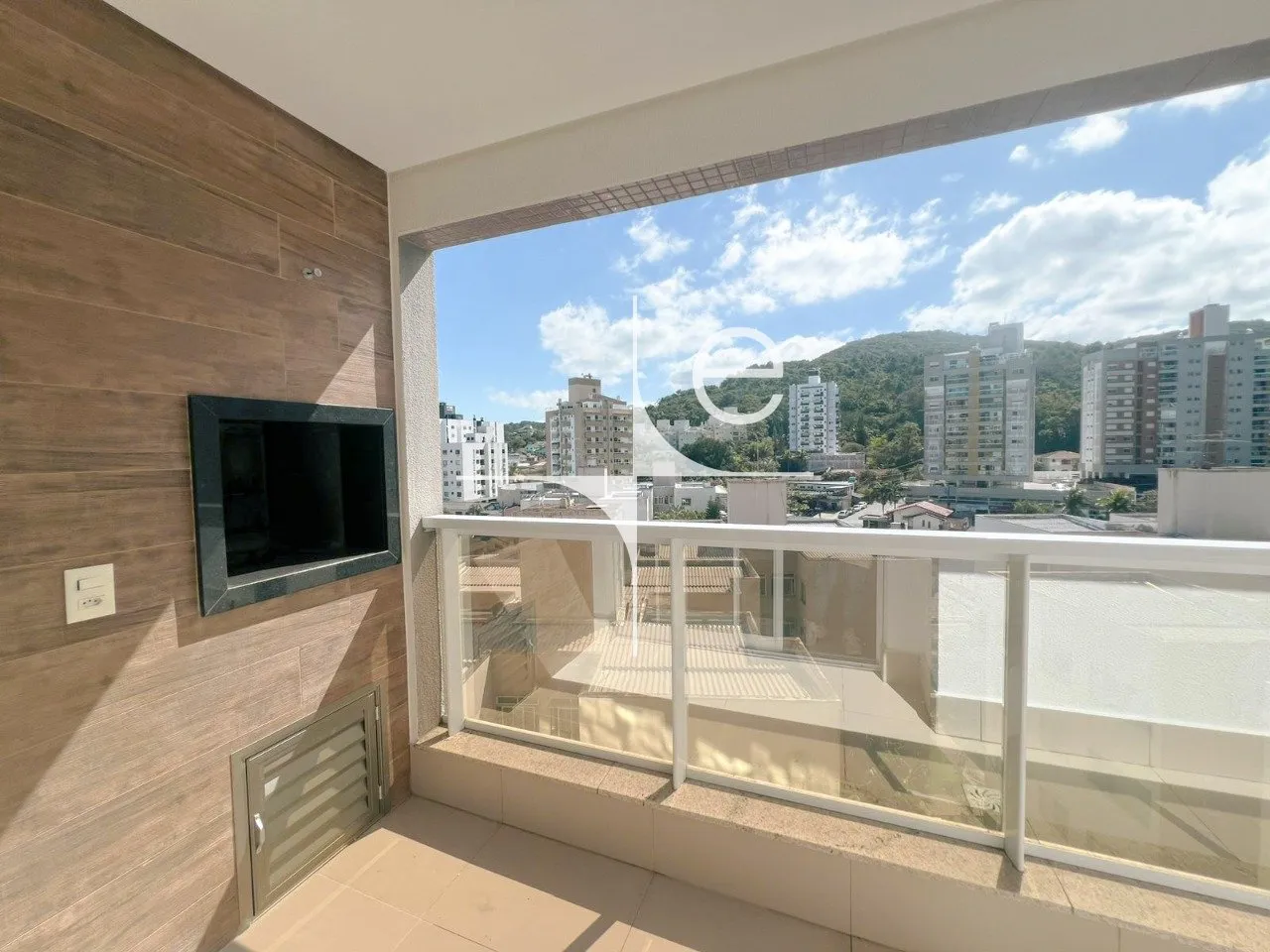 76 m² apartment with 2 bedrooms and a built-in balcony grill — photo 3
