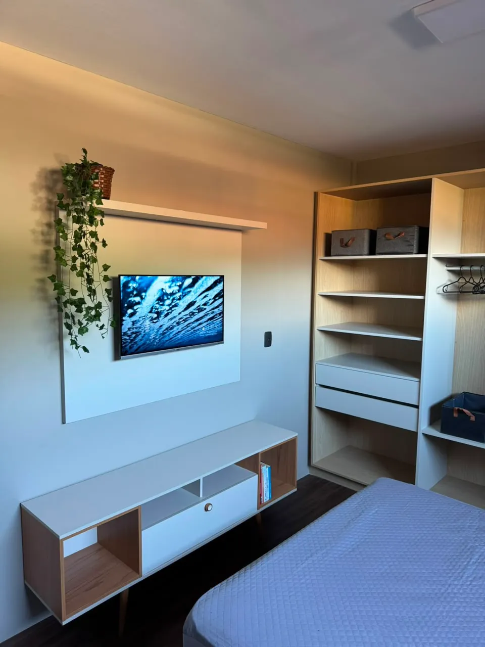Furnished 1-bedroom apartment with a ready desk and parking