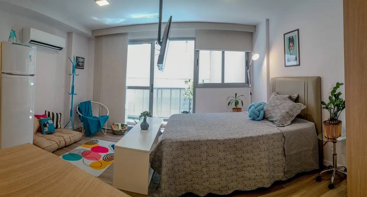 Furnished 1-bedroom apartment with open-plan kitchen — photo 2