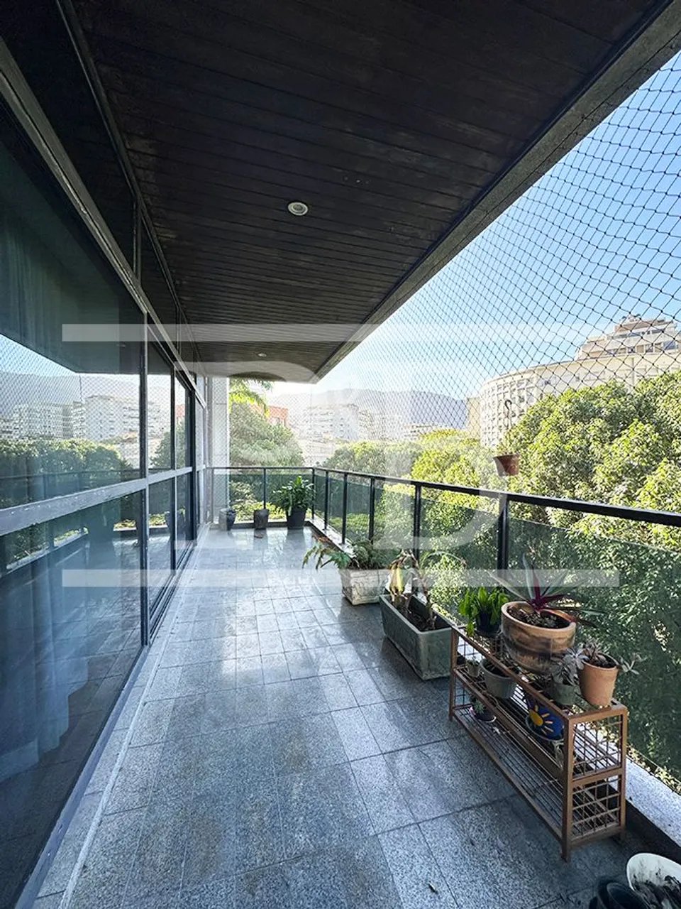 4-bedroom apartment with 250 m² and glassed-in balcony — photo 9