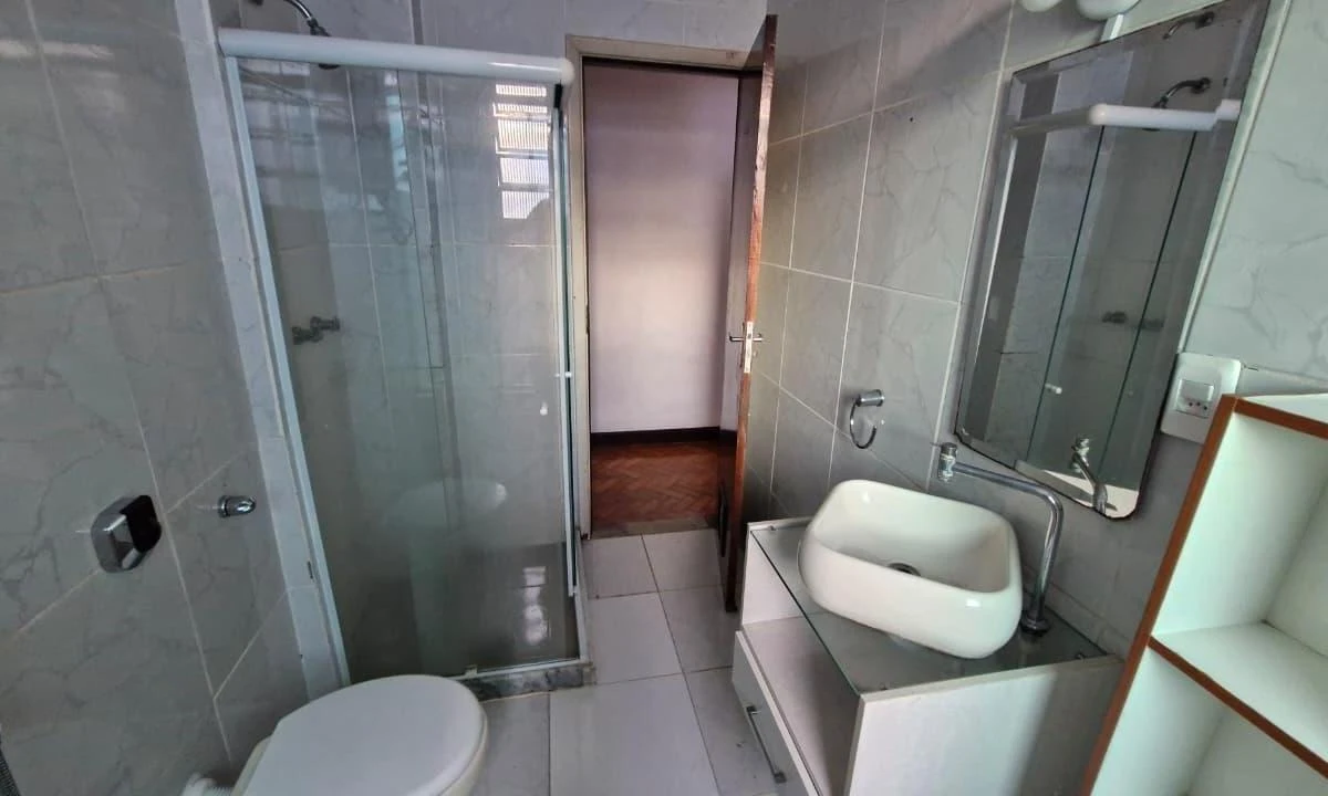 Bathtub in a 2-bedroom apartment, 95 m² — photo 17