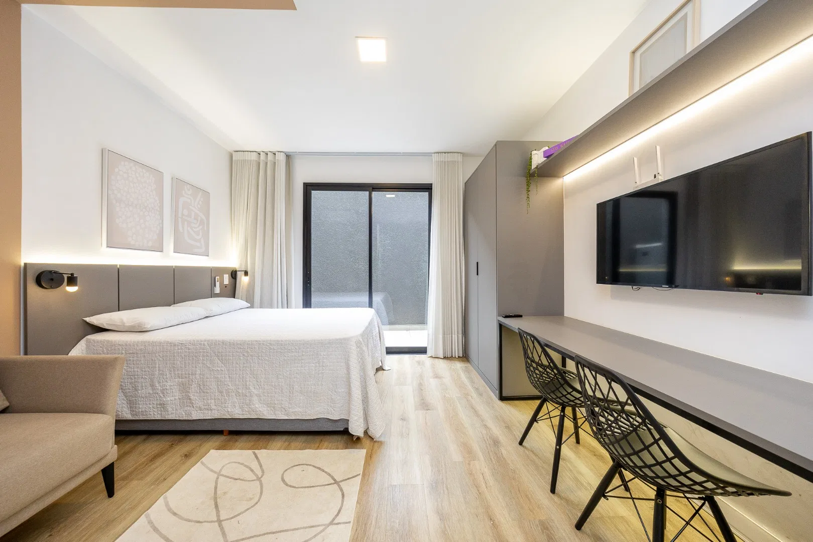 Furnished studio in a building with a gym