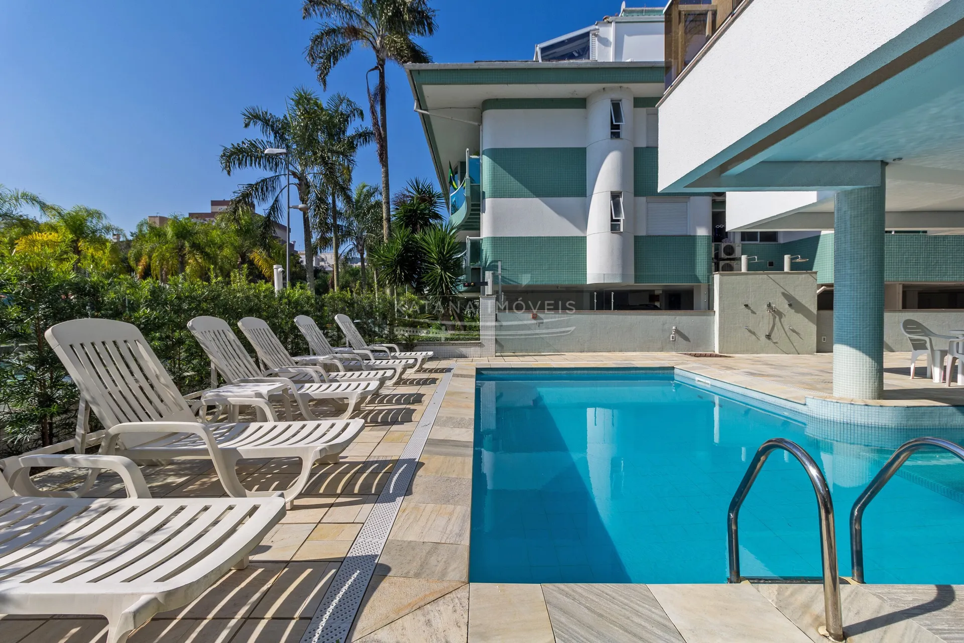4-bedroom apartment with a bathtub in Florianópolis — photo 13