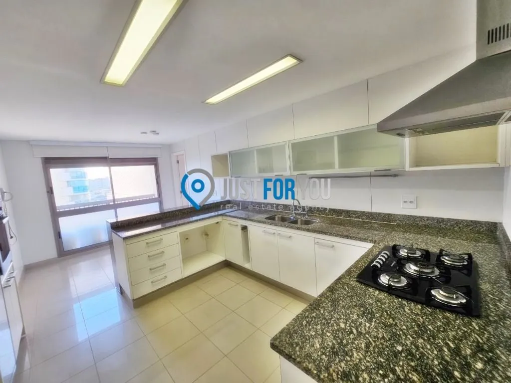 4-bedroom apartment with 233 m² and 5 bathrooms — photo 3