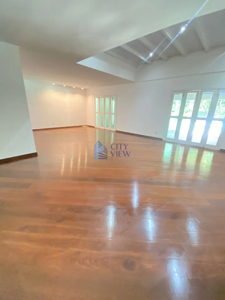 Unfurnished 4-bedroom house with 1000 m² — photo 2