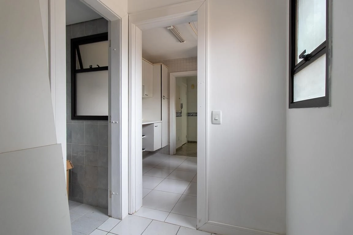 3-bedroom apartment with a bathtub in Curitiba — photo 66