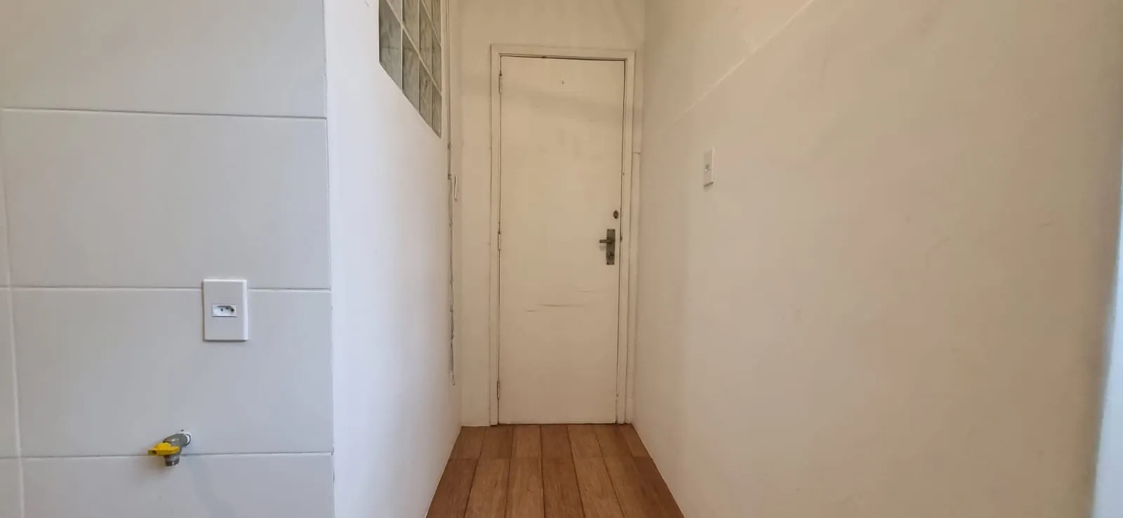 Wood or laminate floors in a one-bedroom apartment, 53 m² — photo 11