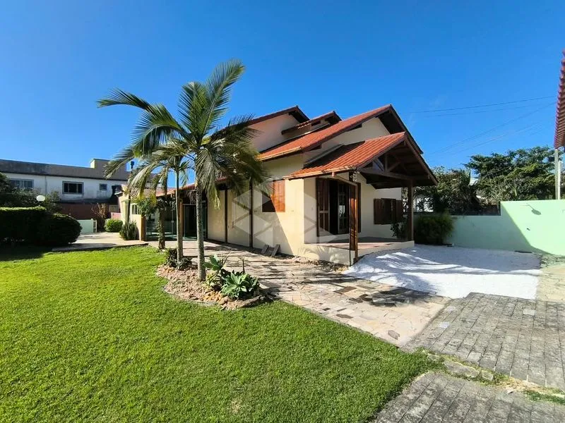 Немеблированный дом: 4 спальни и 382 м²